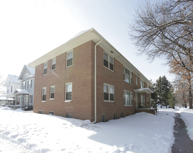 1045 E St in Lincoln, NE - Foto de edificio - Building Photo