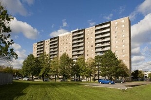 The Village View Apartments in Brampton, ON - Building Photo