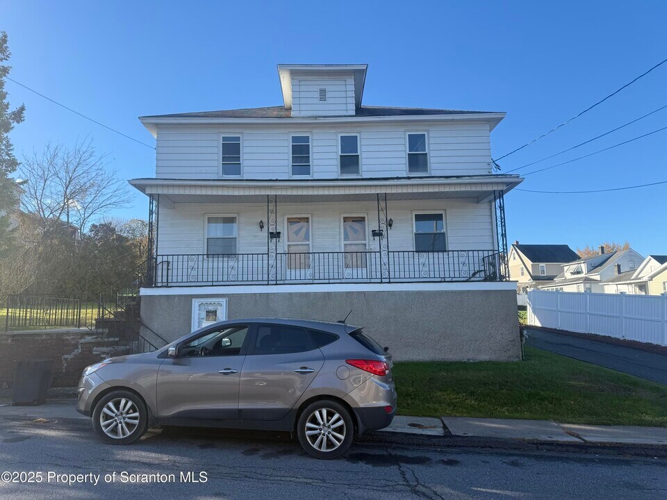 662 Simpson St in Throop, PA - Building Photo