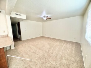 Graduate Gardens in Chico, CA - Foto de edificio - Interior Photo