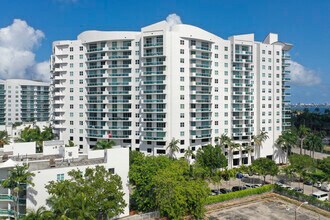 360 North Bay Village in North Bay Village, FL - Foto de edificio - Building Photo