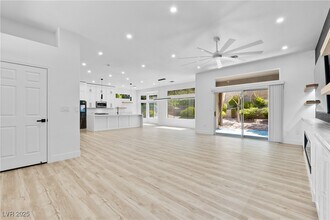 10709 Hunters Woods Pl in Las Vegas, NV - Building Photo - Building Photo