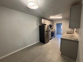 2101 W Roselawn St in Rogers, AR - Foto de edificio - Building Photo