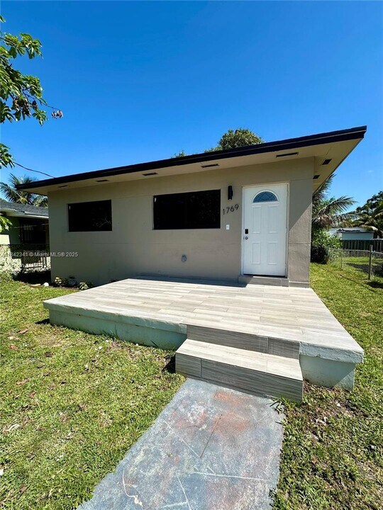 1769 NW 41st St in Miami, FL - Building Photo