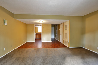 Live Oaks Apartments in Savannah, GA - Building Photo - Interior Photo