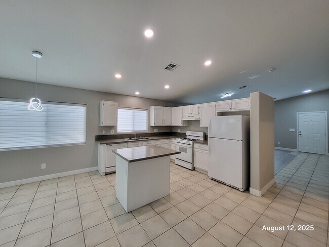 5975 S Belcastro St in Las Vegas, NV - Building Photo - Building Photo