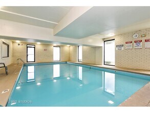 3900 N Pine Grove Ave, Unit 802 in Chicago, IL - Building Photo - Building Photo