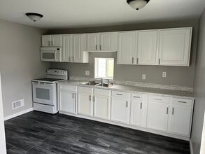 102 E Stanton St, Unit 2 in Streator, IL - Building Photo - Building Photo