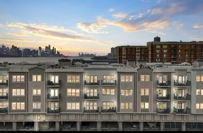 344 The Promenade, Unit 344 in Edgewater, NJ - Building Photo - Building Photo