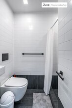 Private bedroom in 6 bed/6.5 bath Home in New York, NY - Building Photo - Building Photo