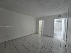 8320 NW 8th St in Miami, FL - Building Photo - Building Photo