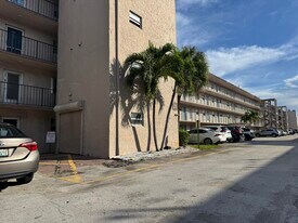 725 Lori Dr in Palm Springs, FL - Building Photo