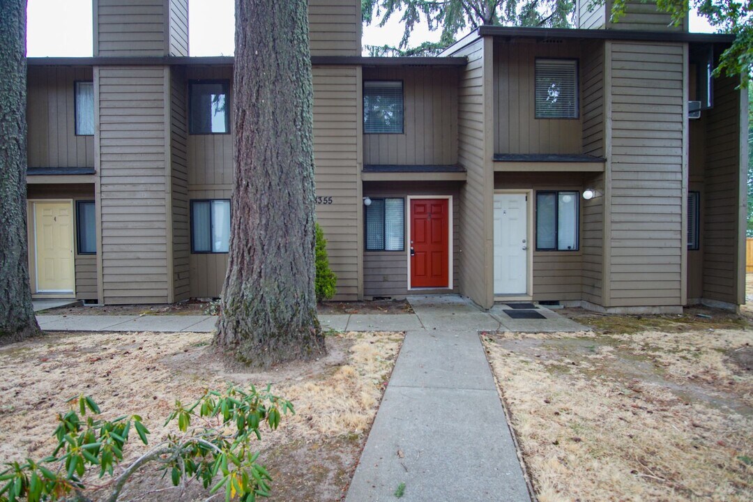 8371 SW Durham Rd in Portland, OR - Building Photo