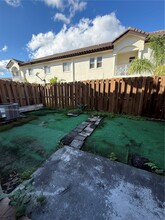 11061 NW 88th Ter in Doral, FL - Foto de edificio - Building Photo