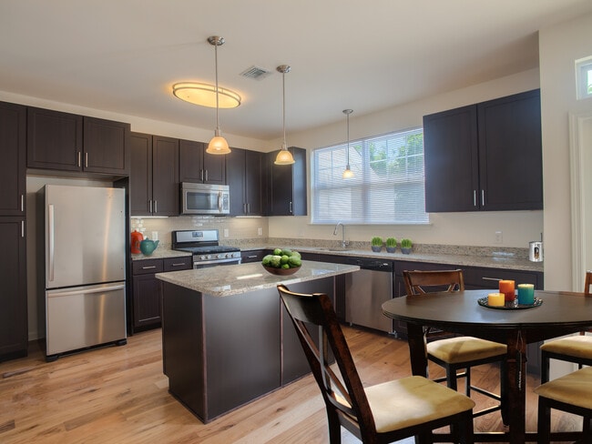 Avalon Garden City in Garden City, NY - Foto de edificio - Building Photo