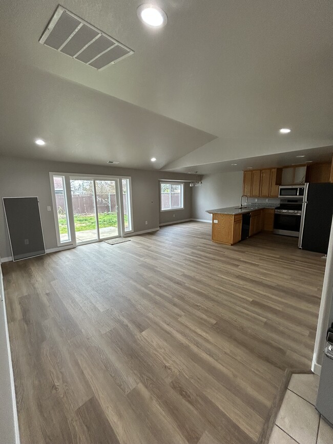 941 Laurel St in Central Point, OR - Building Photo - Building Photo