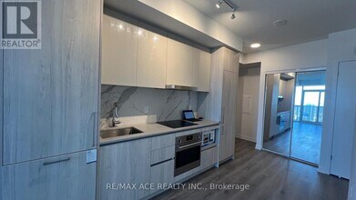 225-4225 Commerce St in Vaughan, ON - Building Photo - Building Photo