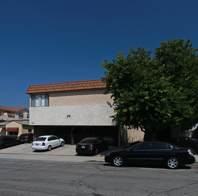 321 E Elmwood Ave in Burbank, CA - Building Photo - Building Photo