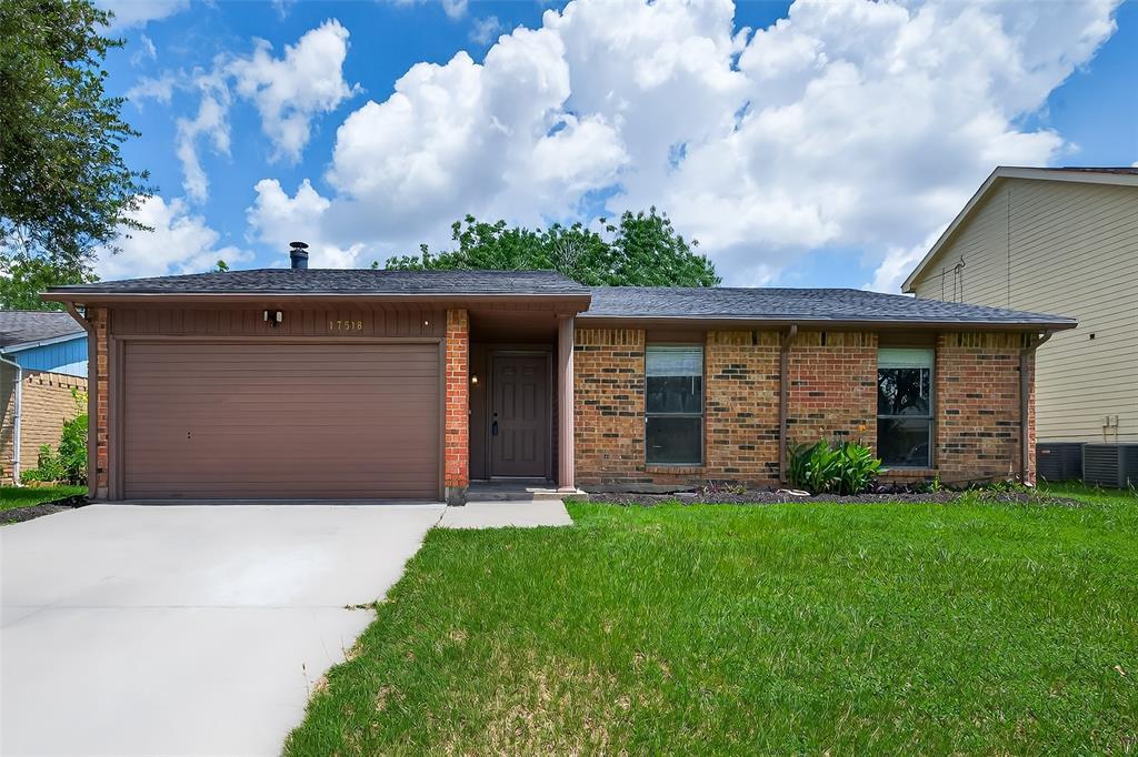 17518 Autumn Hills Dr in Houston, TX - Building Photo