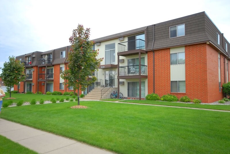 818 Southland Ln in Brookings, SD - Building Photo