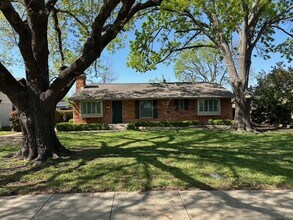 522 Westwood Dr in Richardson, TX - Foto de edificio - Building Photo