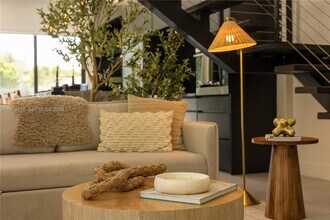 8850 NE 8th Ct in Miami, FL - Foto de edificio - Building Photo