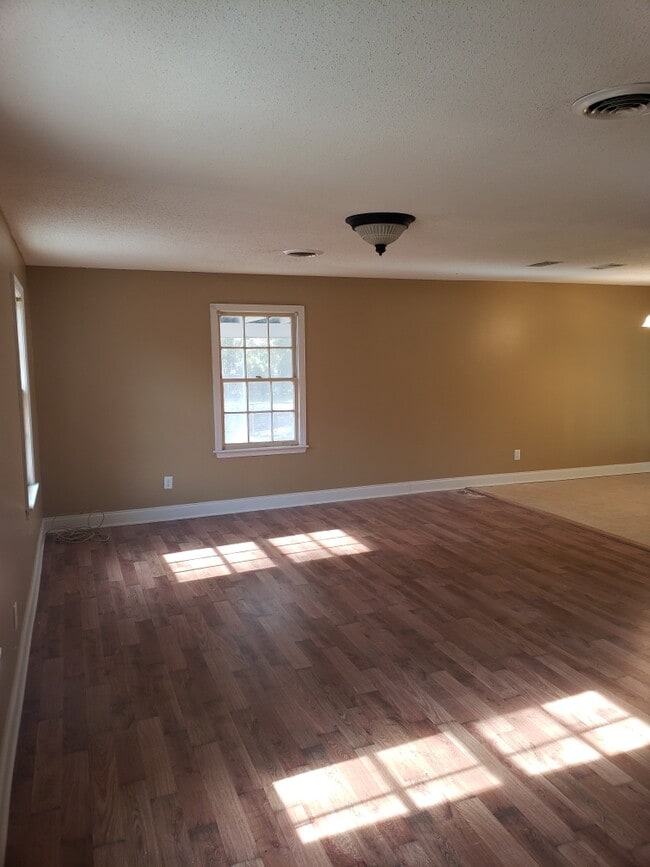 140 Creekside Dr