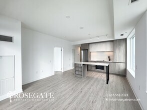 2495 Eglinton Ave W in Mississauga, ON - Building Photo - Building Photo