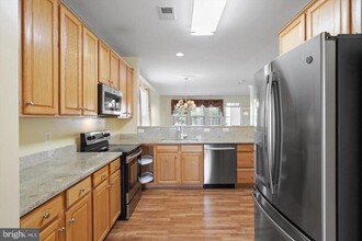 17075 Four Seasons Dr in Montclair, VA - Foto de edificio - Building Photo