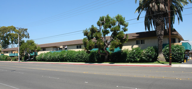 Huntington Gardens Apartments in Huntington Beach, CA - Building Photo - Building Photo