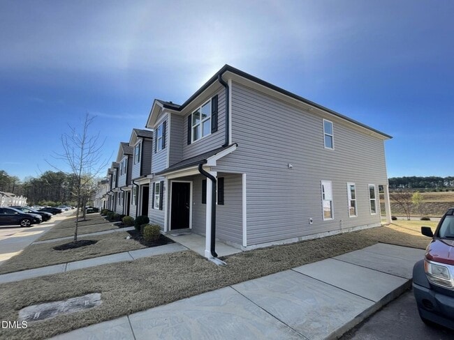 2065 Wiggins Village Dr in Youngsville, NC - Foto de edificio - Building Photo