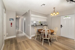 501 W Herriot Ave in Oakland, FL - Building Photo