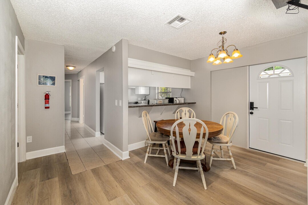 501 W Herriot Ave in Oakland, FL - Building Photo