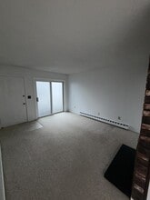 295 Redstone Hill Rd, Unit 75B in Bristol, CT - Foto de edificio - Building Photo