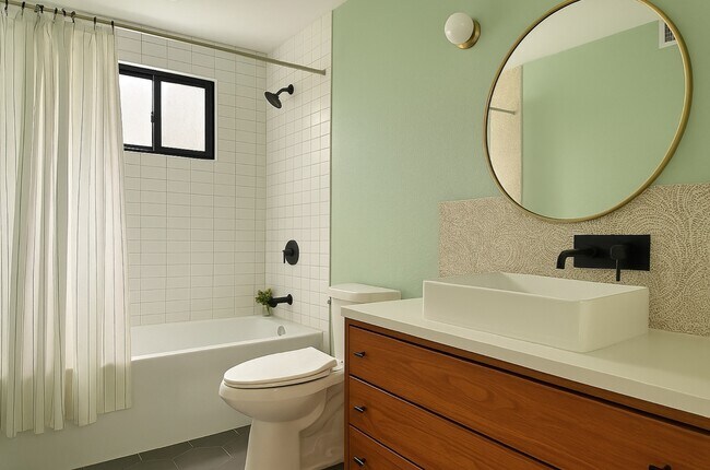 1633 E 1st St, Unit 2 in Long Beach, CA - Building Photo - Building Photo