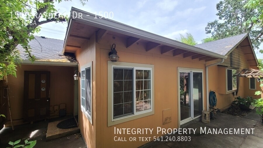 1500 Raydean Dr in Grants Pass, OR - Building Photo