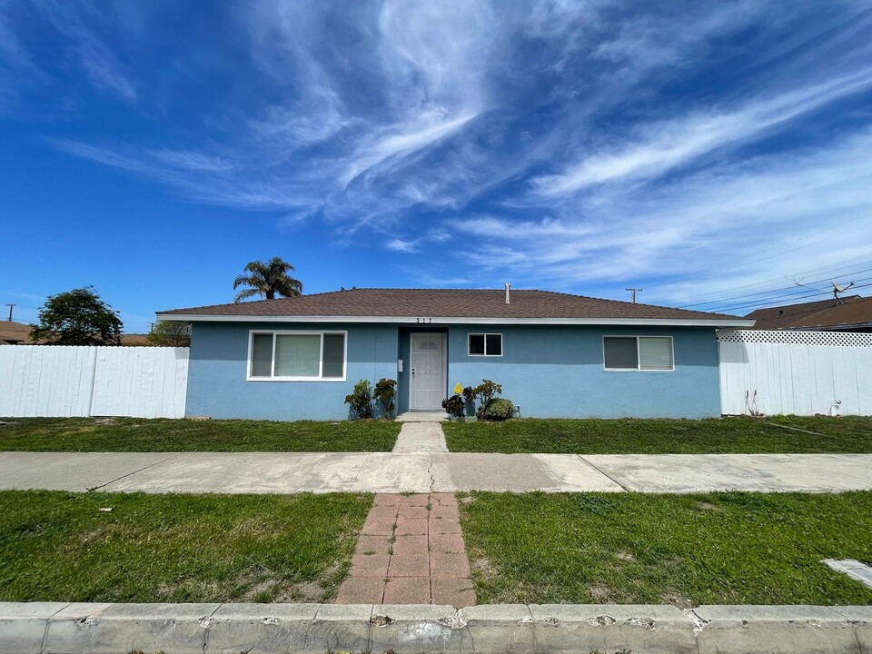 317 W Cypress Ave in Lompoc, CA - Building Photo