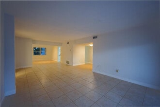 1075 92nd St in Bay Harbor Islands, FL - Building Photo - Building Photo