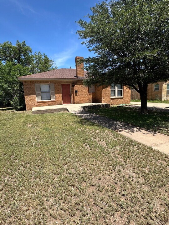 2424 22nd St in Lubbock, TX - Building Photo