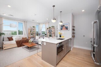 1691 Commonwealth Ave, Unit 402 in Boston, MA - Building Photo - Building Photo