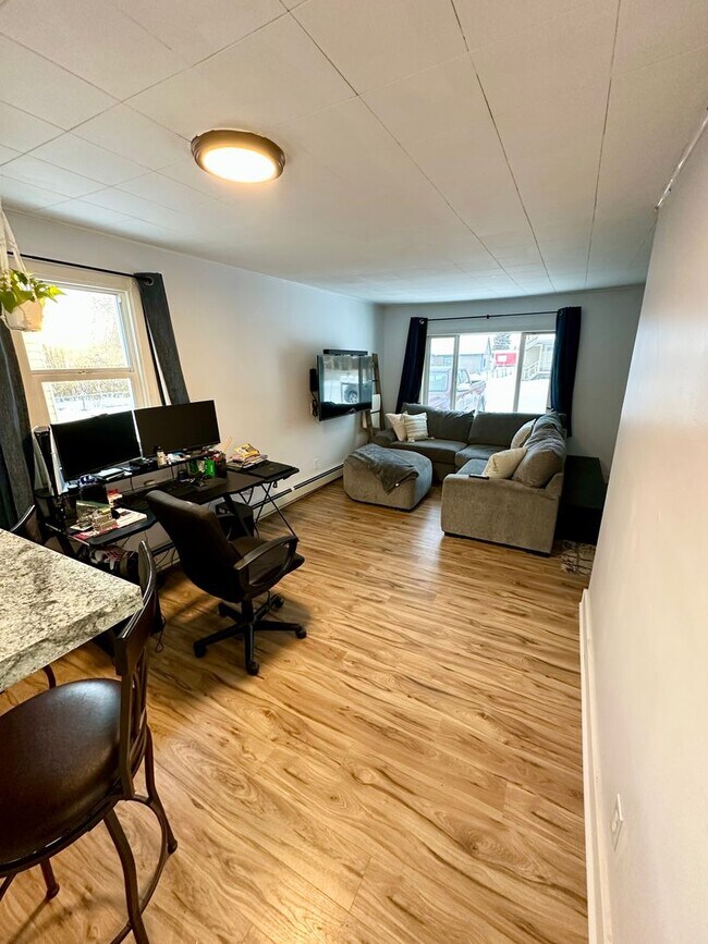 1445 Lacey St-Unit -Unit A in Fairbanks, AK - Foto de edificio - Building Photo