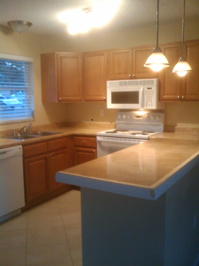 247 Royal Palms Dr, Unit Front Unit in Largo, FL - Foto de edificio - Building Photo