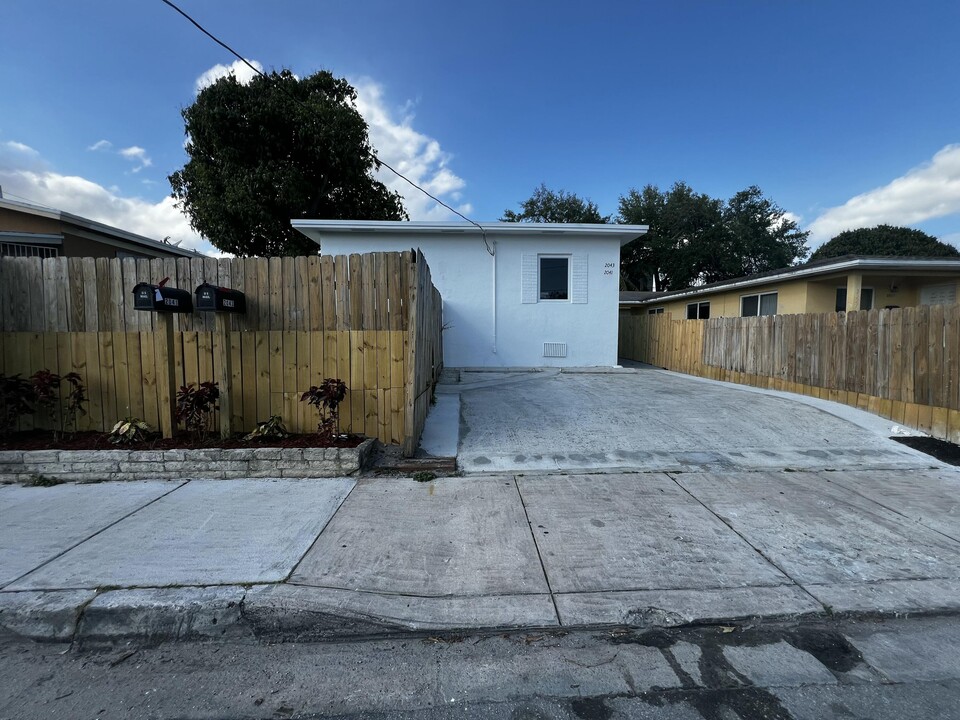 2043 NW 2nd St in Miami, FL - Building Photo