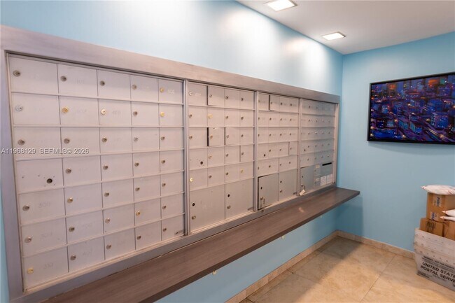 816 NW 11th St, Unit 1006 in Miami, FL - Foto de edificio - Building Photo