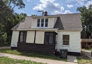 121 E Holbrook Ave in Muskegon, MI - Building Photo