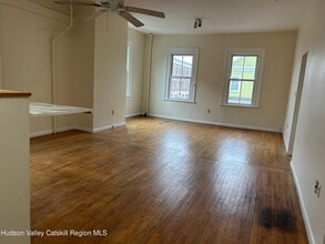 136 Warren St in Hudson, NY - Building Photo - Building Photo