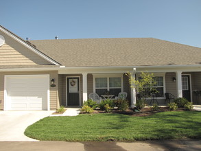 The Village of Royal Oak Senior Living 55+ in Royal Oak, MI - Foto de edificio - Building Photo