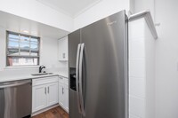 210 Lake Shore Rd, Unit 3 in Boston, MA - Building Photo - Building Photo