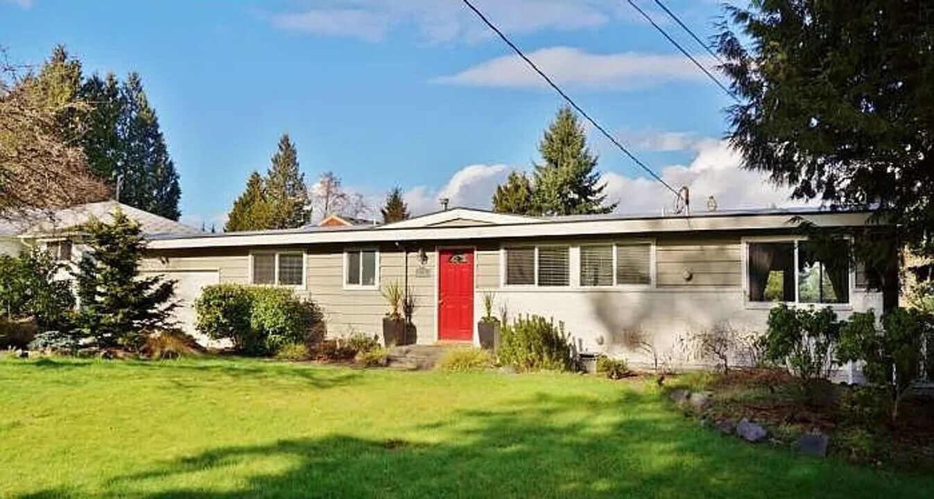 2032 NE 177th St in Shoreline, WA - Building Photo