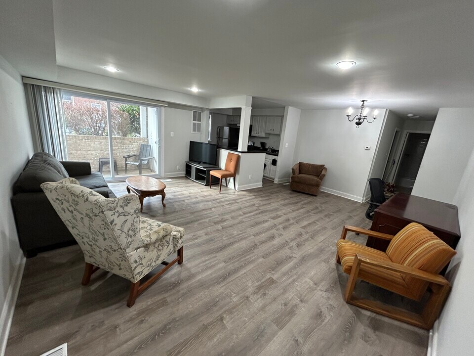 339 Homeland Southway, Unit 1A in Baltimore, MD - Foto de edificio